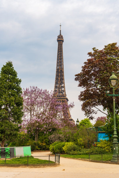法国巴黎，阴天俯瞰铁塔图片下载