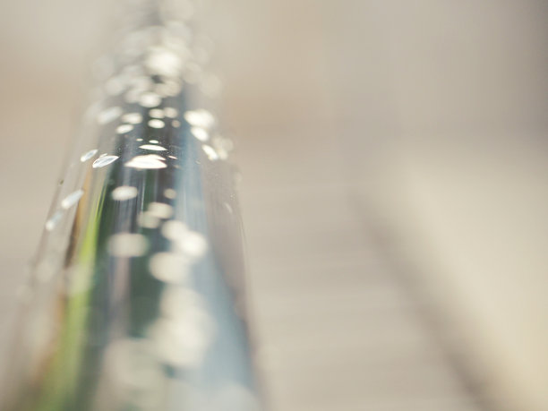 银色的铁栏杆和灰白色地板上的水滴。图片下载