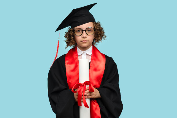 女生庆祝毕业图片下载