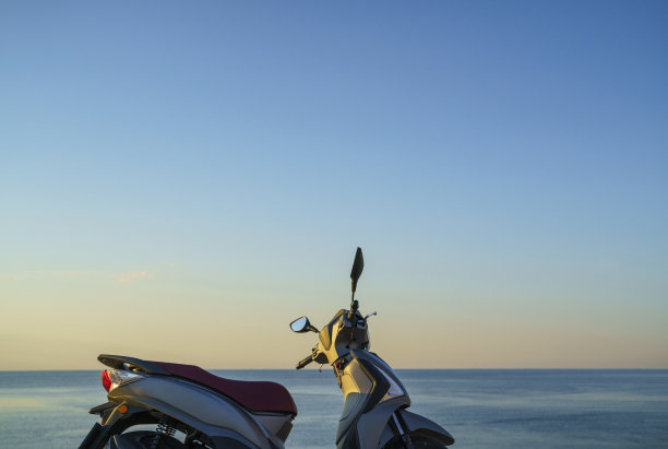 土耳其，安塔利亚，日落时分，Konyaalti海滩，停在海边的助力车图片下载