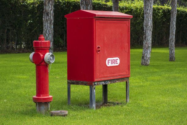 公园内的消防柜和消防栓图片下载