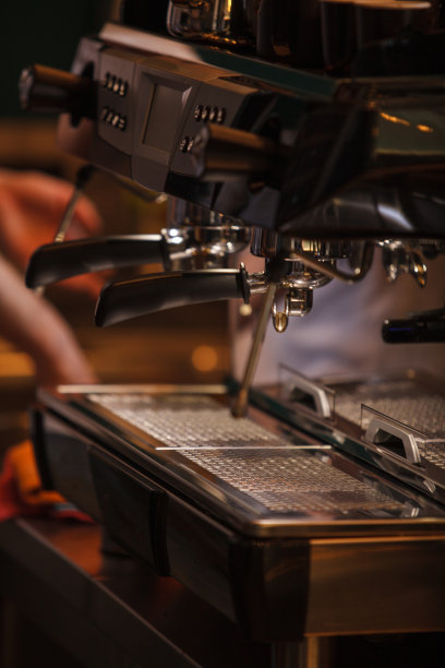 吧台上的现代重型浓缩咖啡机图片下载
