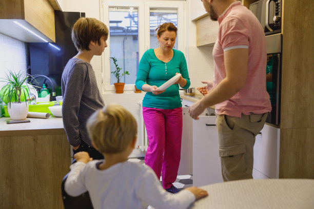 母亲在午饭前数数盘子给丈夫，一家人日常生活图片下载