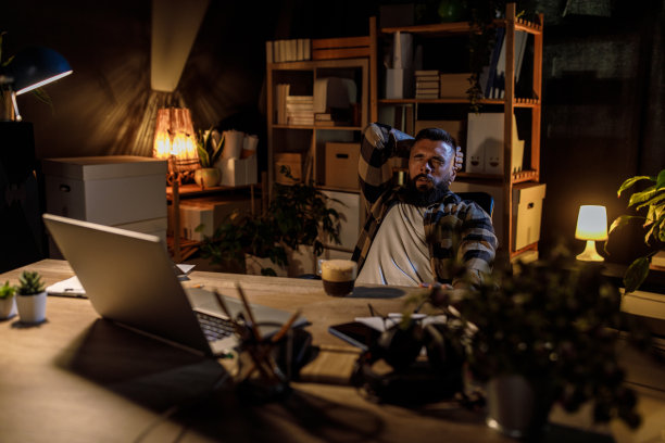 疲惫的商人靠在椅子上，伸伸懒腰，准备打呵欠图片下载