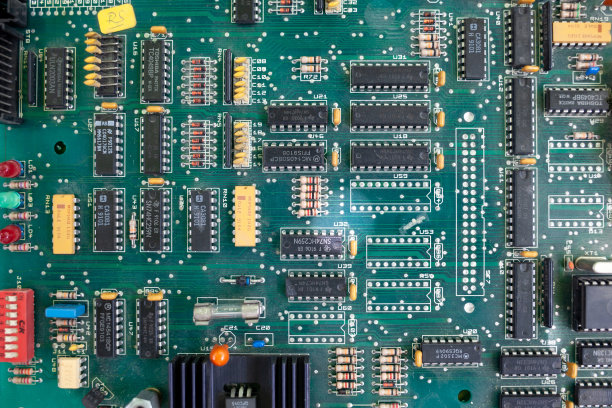 而不是在有晶体管、芯片和导体的微型商店工作图片下载