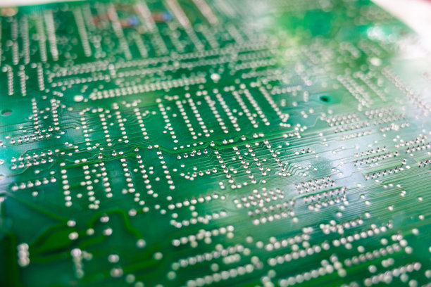 而不是在有晶体管、芯片和导体的微型商店工作图片下载