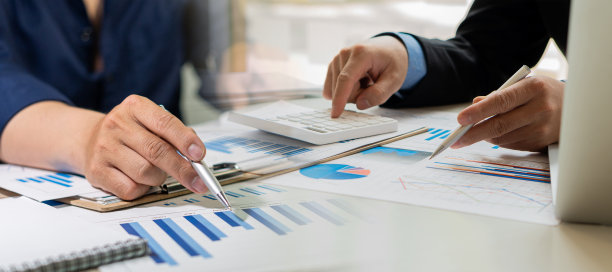 财务经理会议讨论项目的成功成长。财务统计专业投资者用文书、笔记本电脑、长图片完成战略计划的初始项目。图片下载