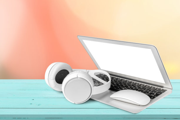新耳机和笔记本电脑在桌子上图片下载