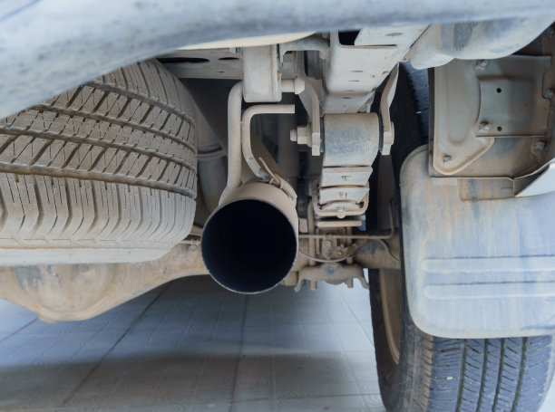 汽车排气圆管内，有点火和燃烧引起的黑色烟灰。排气管的主要作用是它是将发动机排出的废气排出的通道。图片下载