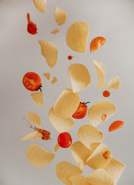 飞起的薯片，番茄酱和成熟的西红柿图片下载