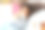 生病的女孩躺在床上擤鼻涕图片下载