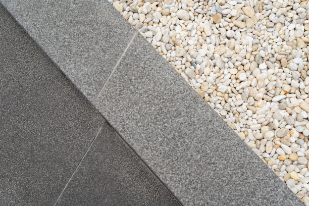 白色卵石地面有石材纹理。卵石密切地体现了石材的纹理特征图片下载