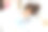 医生和生病的女孩在床上擤鼻涕图片下载