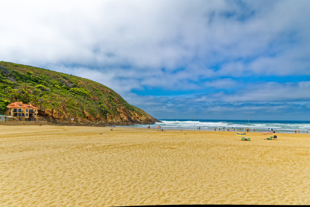 原始的赫罗尔德湾海滩和游泳者图片下载