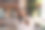 年轻女子拿着笔记本电脑在咖啡馆。自由职业者，商业，在线，教育理念。图片下载