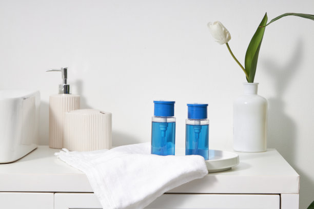 用家居用品装饰的浴室化妆罐的照片，化妆生活内容图片下载