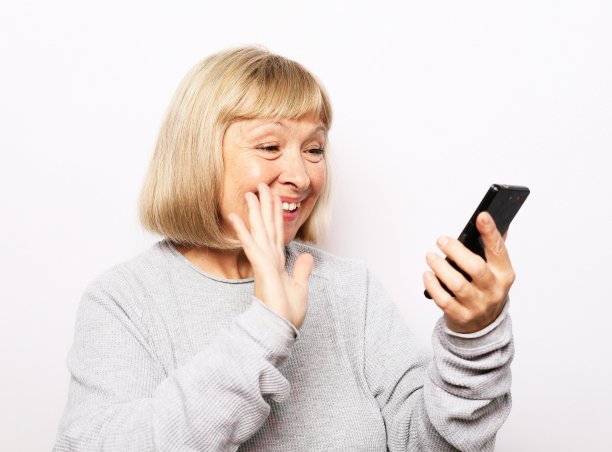 老年妇女的肖像，使自拍花空闲时间图片下载