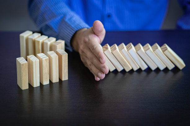 业务风险与策略手止跌木块多米诺骨牌防跌木块后果发展为安全防范和问题解决的理念图片下载