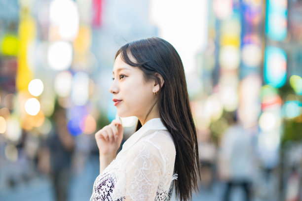 市中心一个女人的画像图片下载