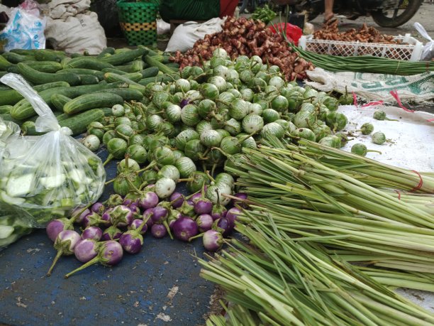 各种各样的蔬菜在传统市场上交易图片下载