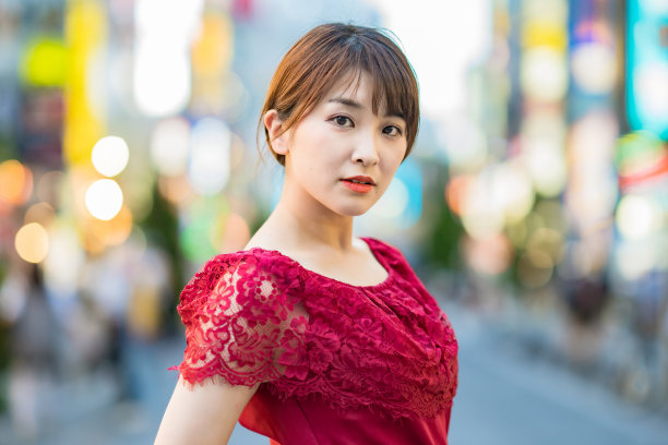 市中心的女人肖像图片下载