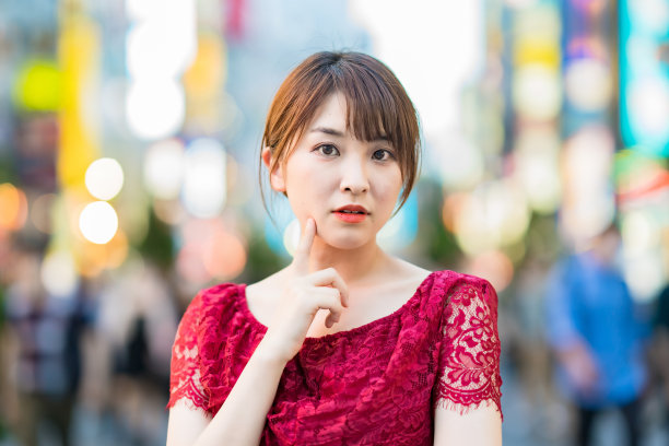 市中心的女人肖像图片下载