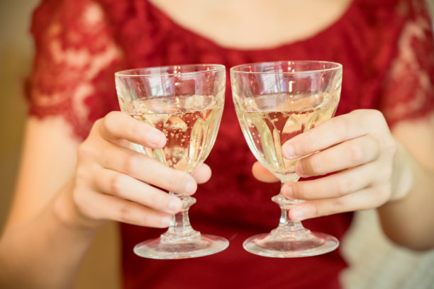 拿着玻璃杯的女人(夜间工作图片)图片下载