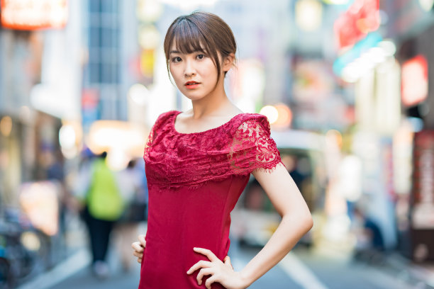 市中心的女人肖像图片下载