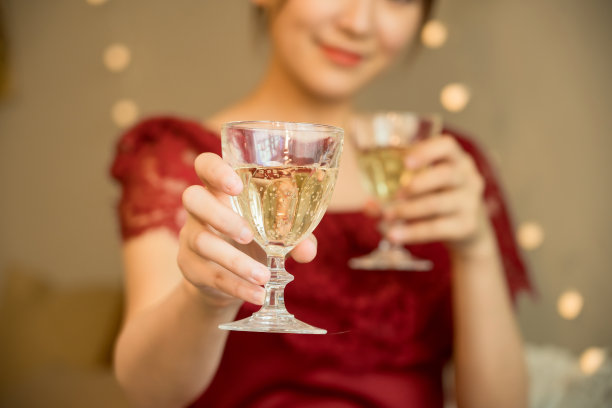 拿着玻璃杯的女人(夜间工作图片)图片下载