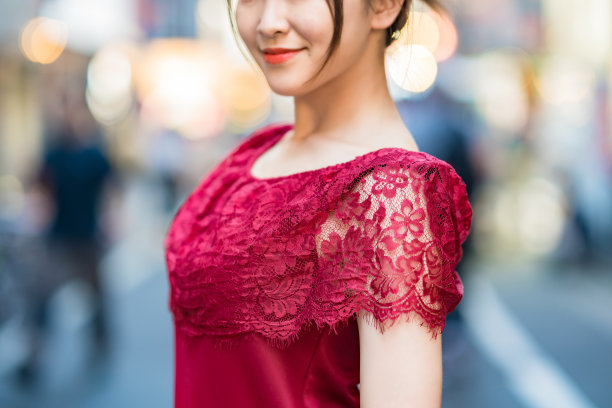 无名女子站在市中心图片下载