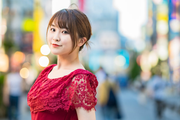 市中心的女人肖像图片下载