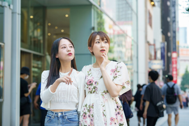 一个女人和朋友在城里购物图片下载