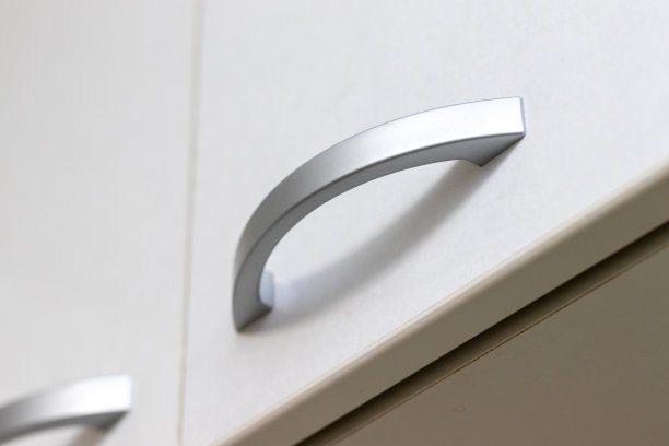 储物架白色门上的金属把手图片下载