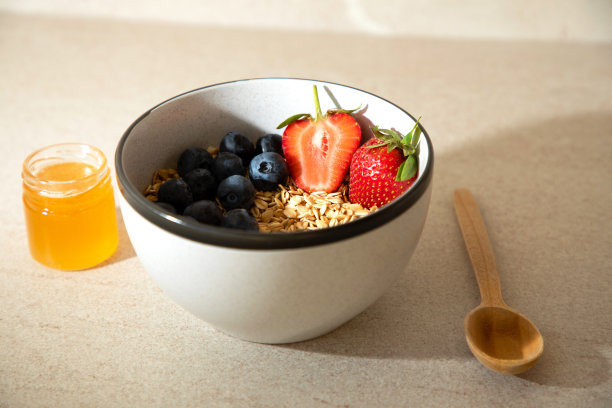 健康早餐理念，燕麦搭配新鲜蓝莓、草莓和蜂蜜图片下载
