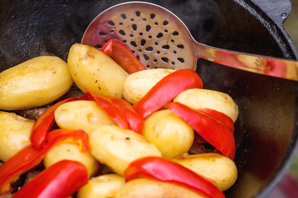 烹饪土豆与肉和蔬菜在一个大锅在自然。烹饪。烹饪食谱。一步一步的图片指导烹饪。图片下载