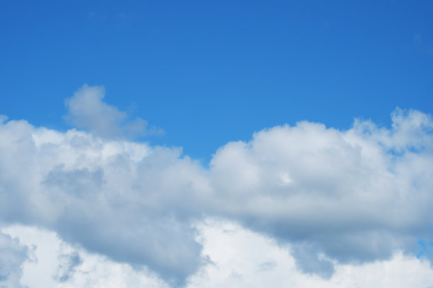 蓝天上美丽的乌云预示着要下雨了。图片下载