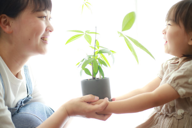 父母和孩子与植物图片下载