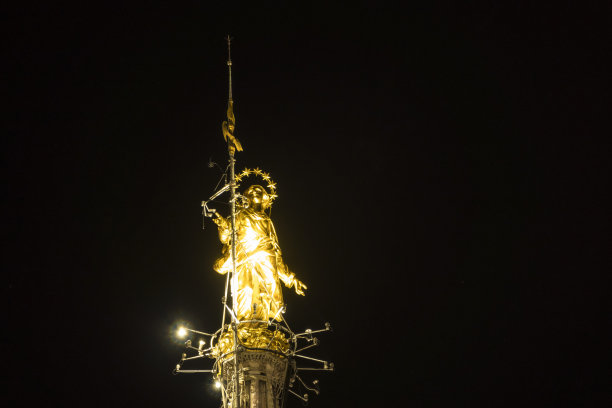 米兰大教堂顶上的金色圣母像图片下载