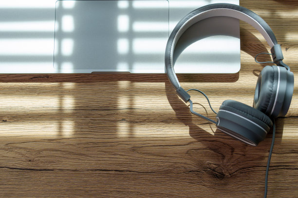 顶视图的照片的音乐耳机在木书桌的背景图片下载