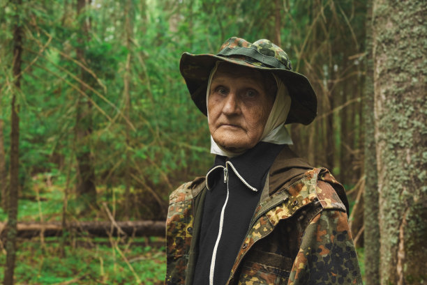 独自在森林里图片下载