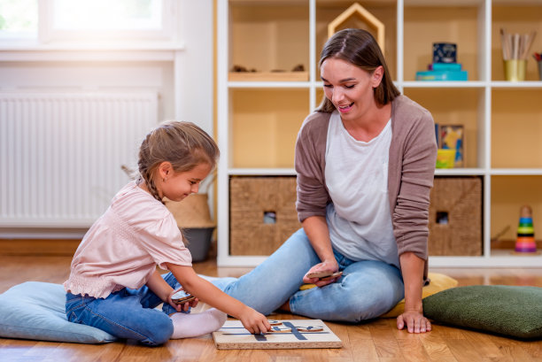 妈妈在和孩子玩踢踏舞。面向儿童的教育游戏。母亲与孩子一起创造时光。图片下载