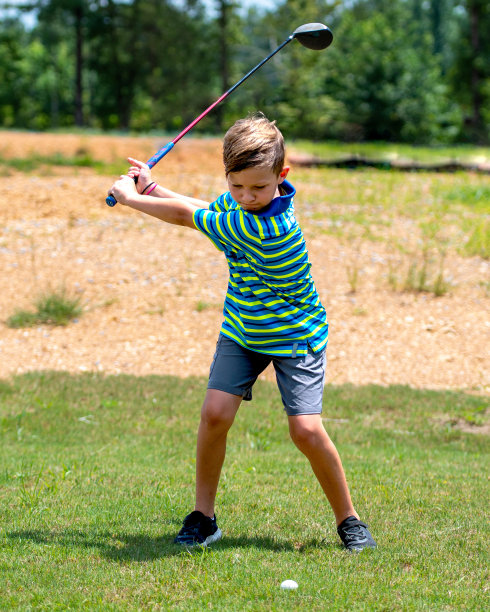 挥舞高尔夫球杆的男孩图片下载