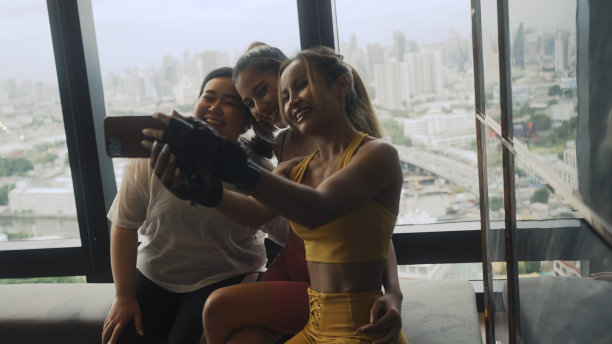 一群朋友在健身房锻炼图片下载