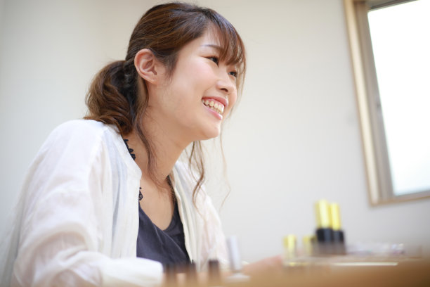 笑脸女性指甲修饰师图片下载