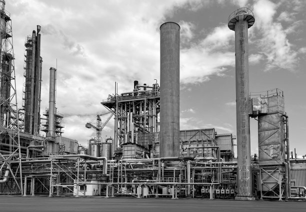 某石化厂生产氨的大容量车间。管式炉、轴式转炉、二氧化碳吸收器的外观。黑白照片图片下载