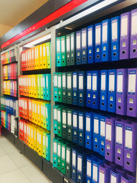 橱柜里有文件夹。图片下载