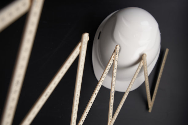 折叠尺子和白色安全帽对着黑板图片下载