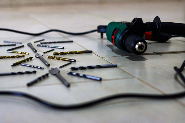 电钻和各种钻头整齐排列，紧密集中在中心图片下载