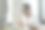 年轻的亚洲男子坐在咖啡馆里用笔记本电脑开视频会议图片下载