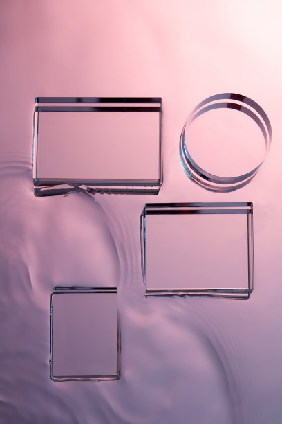 拍摄透明的讲台，紫色的水为背景，抽象的内容，俯视图，空白的产品广告图片下载